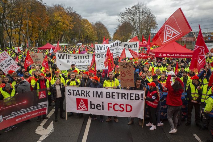 17 November 2022, North Rhine-Westphalia, Cologne: Ford workers take part in a demonstration organized by the IG Metall trade union at Gate 24 of the Ford plant in Cologne Niehl. Photo: Thomas Banneyer/dpa