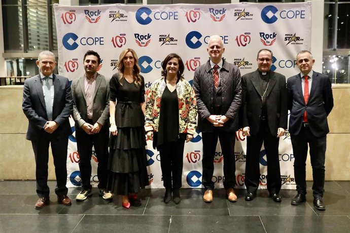 La presidenta del Gobierno, Concha Andreu, junto al alcalde de Logroño, Pablo Hermoso de Mendoza, y otros cargos públicos en la Gala Valores de Cope