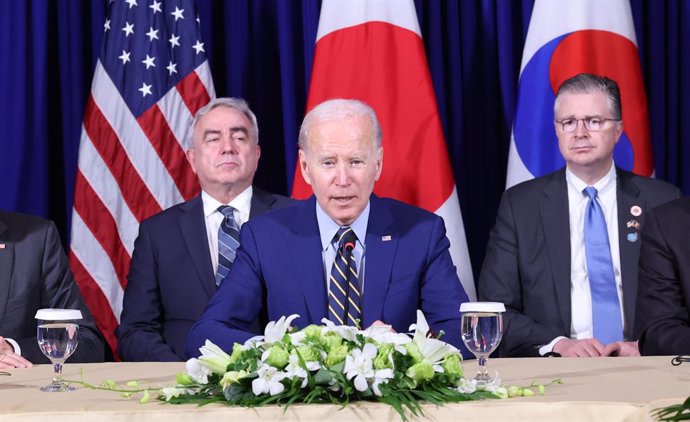 13 November 2022, Cambodia, Phnom Penh: US President Joe Biden (C) speaks to South Korean President Yoon Suk-yeol and Japanese Prime Minister Fumio Kishida during their summit at a hotel in Phnom Penh, on the sidelines of the Association of Southeast As