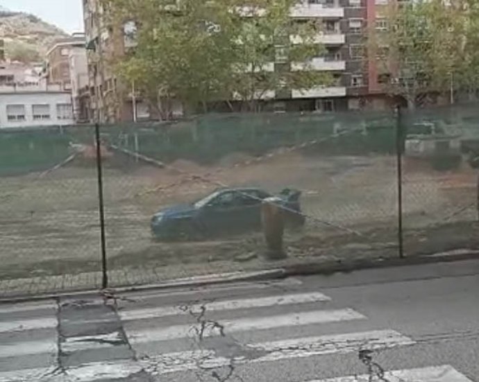 Imagen del coche que se dedicaba a hacer trompos en las obras del paseo del Bosque de Puertollano