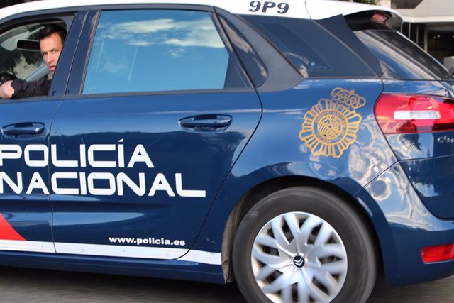 Nota De Prensa Y Fotografía De Recurso: " La Policía Nacional Detiene A Dos Menores Por Agredir Y Robar A Tres Jóvenes"