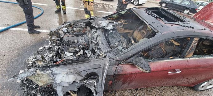 El incendio de un vehículo y el riesgo de explosión del mismo obliga a cortar la avenida Tarongers, en Valncia