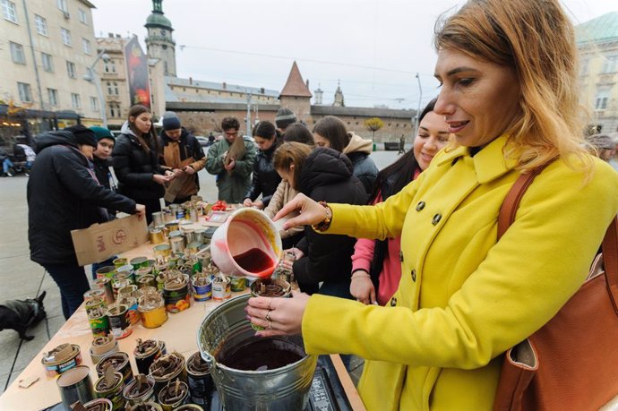 November 14, 2022, Lviv, Ukraine: Ukrainian volunteers make trench candles for the Armed Forces of Ukraine, for the upcoming winter. Trench candles are made from empty metal cans wrapped in corrugated cardboard and filled with paraffin or wax. Trench ca