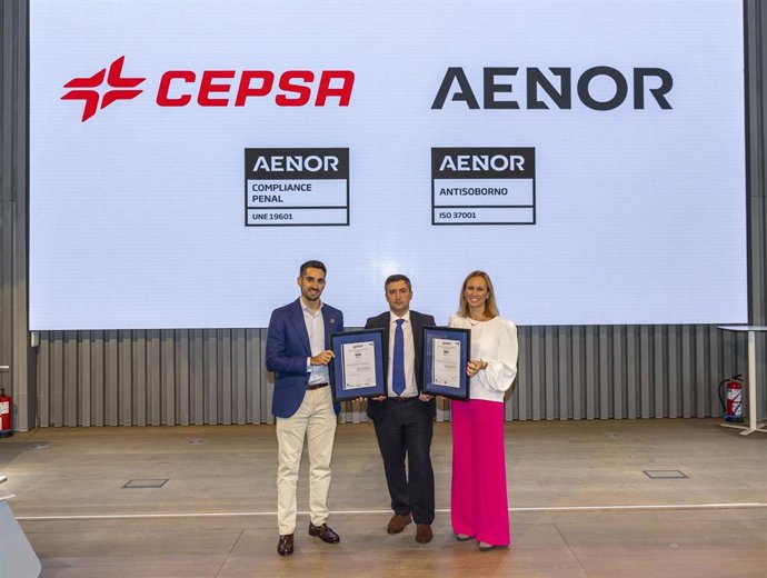 Javier Nájera, responsable de Ética y Cumplimiento de Cepsa, Nicolás Henriquez, Director de Desarrollo de Negocio AENOR y Cristina Fabre, Directora de Auditoría Interna, Cumplimiento y Riesgos Cepsa