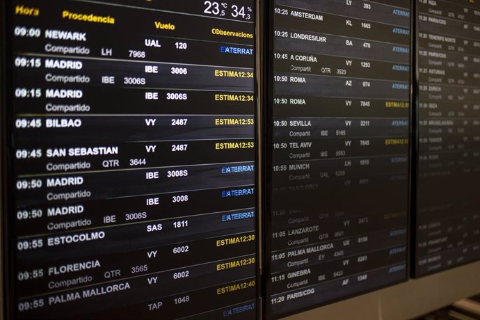 Un panel de idas y llegadas en el aeropuerto de Barcelona, a 4 de noviembre de 2022, en Barcelona, Catalunya (España).  