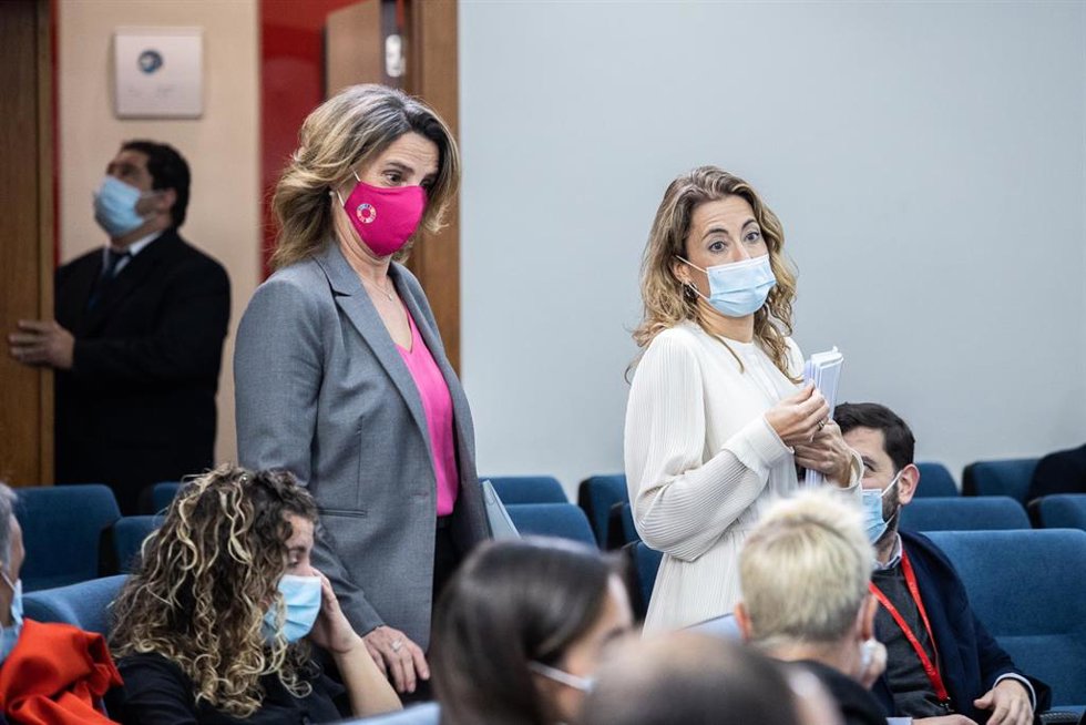 Archivo - La vicepresidenta tercera y ministra de Transición Ecológica y Reto Demográfico, Teresa Ribera (i) y la ministra de Transportes, Movilidad y Agenda Urbana, Raquel Sánchez.