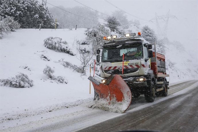 Archivo - Imagen de temporal, nieve, lluvia, frío, invierno, carretera, quitanieves