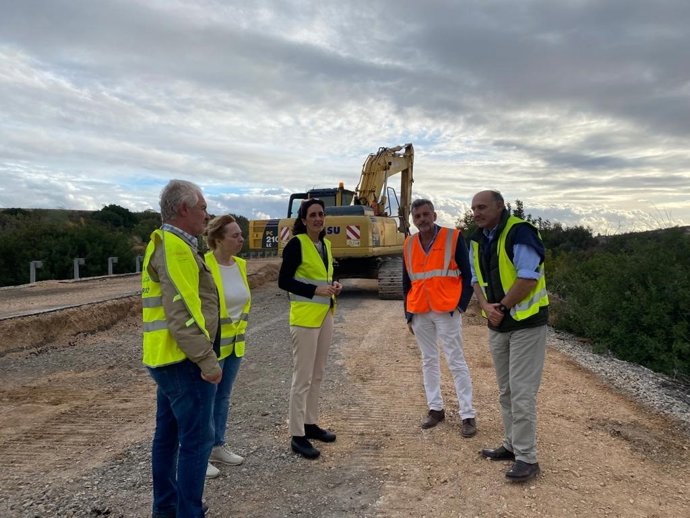 La delegada territorial de Fomento, Susana Cayuelas, visita el desarrollo de los trabajos del puente de la variante de Las Cabezas sobre la carretera A-371.