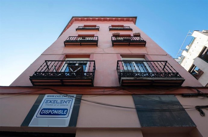 Archivo - Cartel de venta en un edificio de la capital, a 27 de octubre de 2021, en Madrid, (España). El sector de la vivienda se encuentra en el punto de mira por estar sufriendo en muy poco tiempo numerosos cambios. Uno de ellos es la propuesta del Go