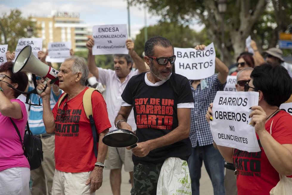 Archivo - Protesta de vecinos de Sevilla afectados por los cortes de electricidad