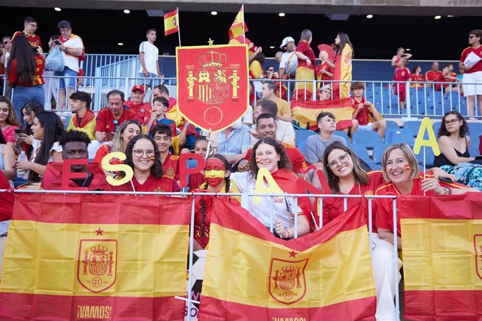 Archivo - Aficionados de España animando al a selección española de fútbol 