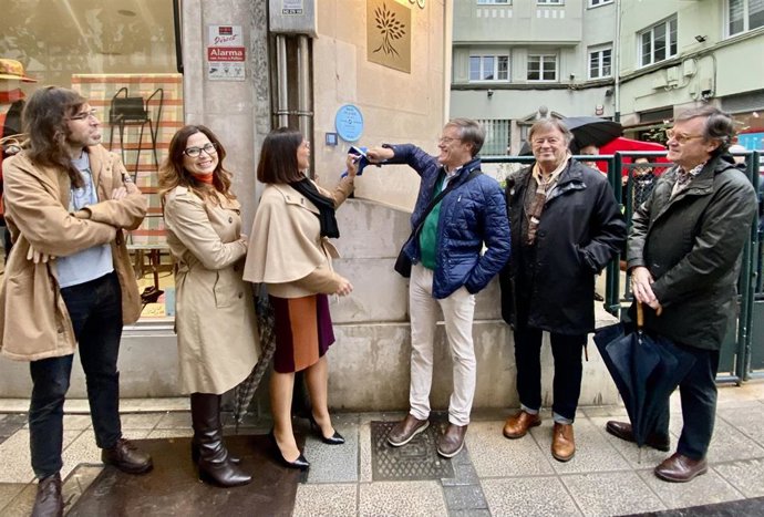 Instalación de la placa dedicada a Ángel de la Hoz en la calle Hernán Cortés