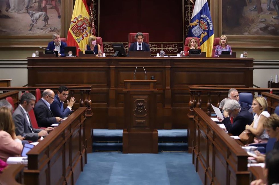 Archivo - Pleno del Parlamento de Canarias