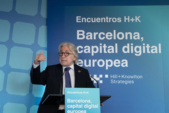 El presidente del Foment del Treball, Josep Sánchez Llibre, interviene durante los II Encuentros H+K en el Mirador del CCCB, a 18 de noviembre de 2022, en Barcelona, Cataluña (España).  Los II Encuentros Hill+ Knowlton Strategies (H+K) son foros de diálo