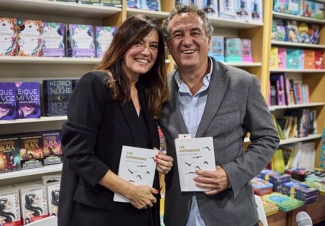 La autora Raquel Orejudo y el presentador Roberto Brasero en La Casa del Libro de Madrid.