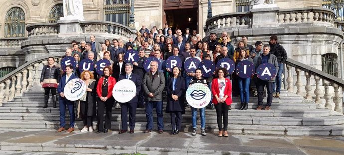 Foto de la corporación y personal municipal del Ayuntamiento de Bilbao en apoyo a Euskaraldia .