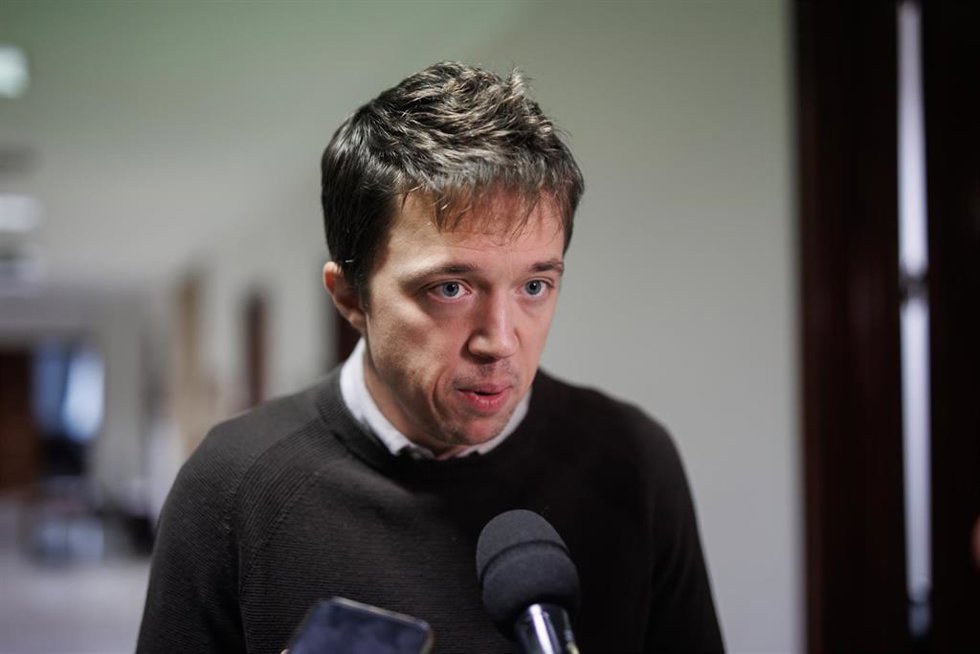 El líder de Más País, Íñigo Errejón, ofrece declaraciones a los medios de comunicación a su llegada a la Junta de Portavoces en el Congreso de los Diputados, a 18 de noviembre de 2022, en Madrid (España).