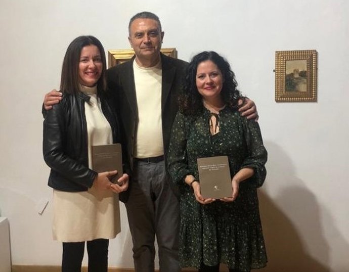 La delegada de Patrimonio del Ayuntamiento de Alcalá de Guadaíra, Ángeles Ballesteros, el profesor José Manuel Campos Díaz, la concejal de Servicios Sociales, Virginia Gil.