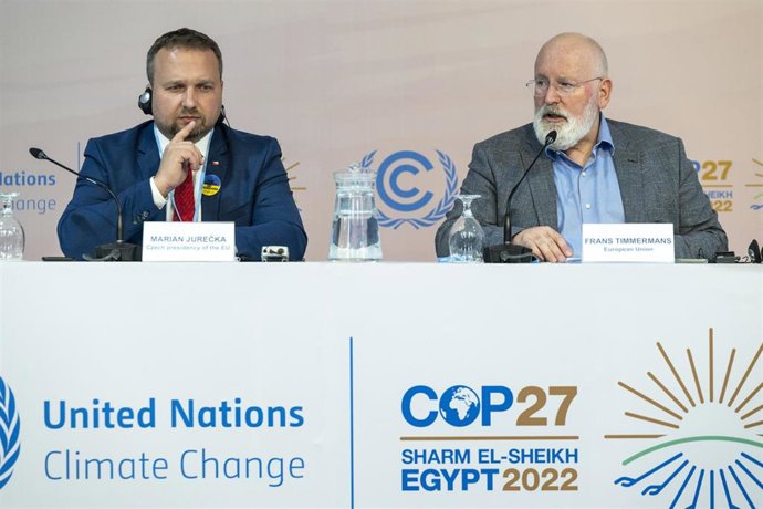 15 November 2022, Egypt, Sharm El-Sheikh: Marian Jurecka (L), Deputy Prime Minister and Minister of Labor and Social Affairs in the Czech Republic, and Frans Timmermans, Vice President of the European Commission, attend a press conference during the 202