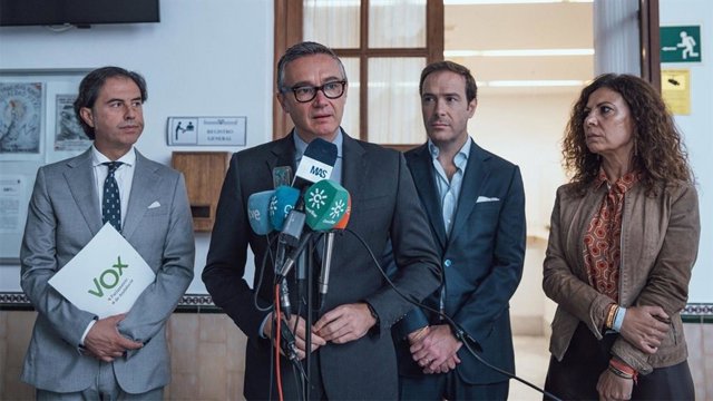 El portavoz parlamentario de Vox en Andalucía, Manuel Gavira, atiende a los medios en el Parlamento.