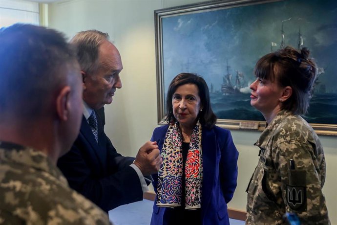 La ministra de Defensa, Margarita Robles, junto a la coronel del ejercito de Ucrania, Yulia Tapaciok