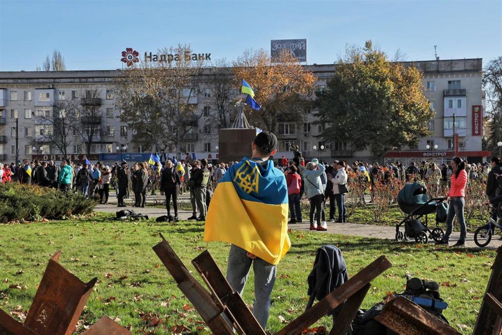Civiles en una plaza de Jersón tras el repliegue de las fuerzas rusas