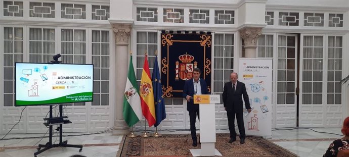 El delegado del Gobierno en Andalucía, Pedro Fernández, y el presidente de la FAMP y de la Diputación de Sevilla, Fernando Rodríguez Villalobos, este viernes en Sevilla para explicar el acuerdo 'La Administración cerca de ti'.