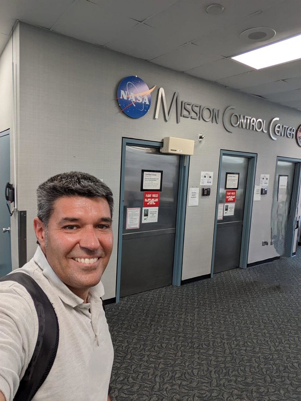 El ovetense Arturo Fernández participa en la misión Artemis I de la NASA vigilando su sistema de potencia.