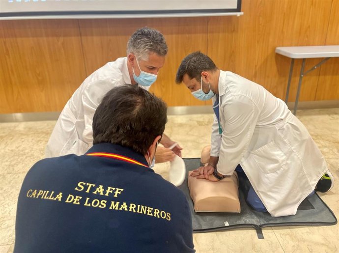 Formación de Quirónsalud Infanta Luisa a personal de la Esperanza de Triana en técnicas de reanimación cardiorrespiratoria.