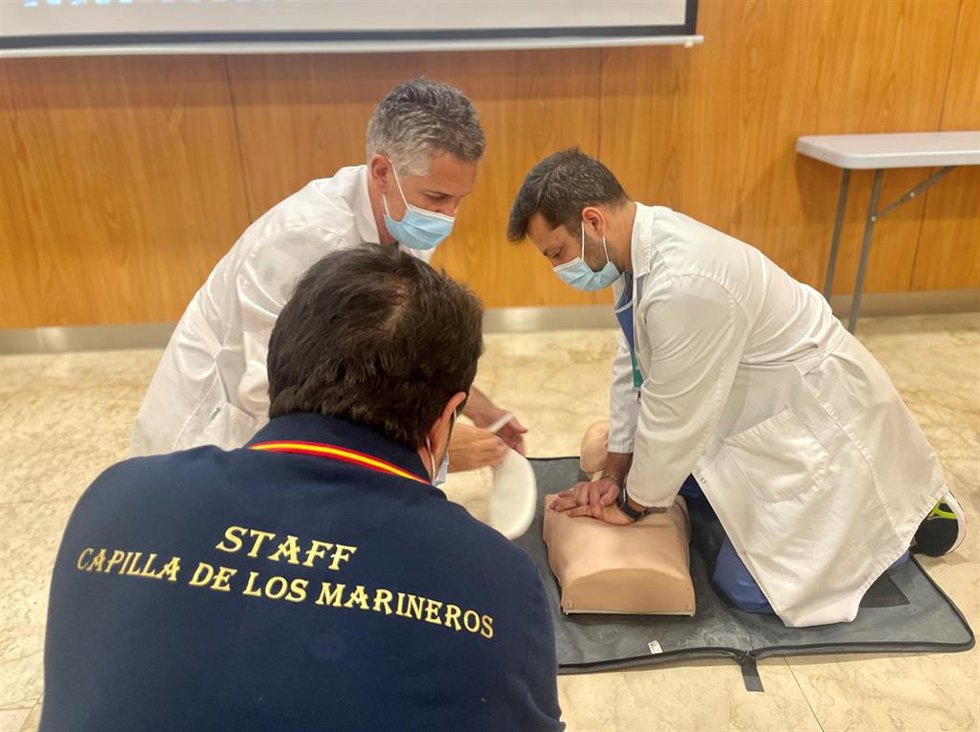 Formación de Quirónsalud Infanta Luisa a personal de la Esperanza de Triana en técnicas de reanimación cardiorrespiratoria.
