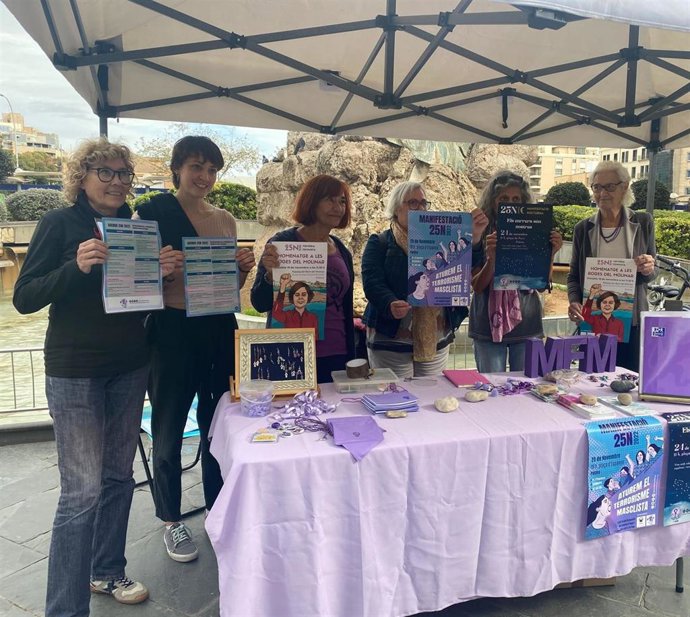 La representante del Movimiento Feminista de Mallorca, Maria José Busquets, junto a otras integrantes, en la caseta ubicada en plaza España.
