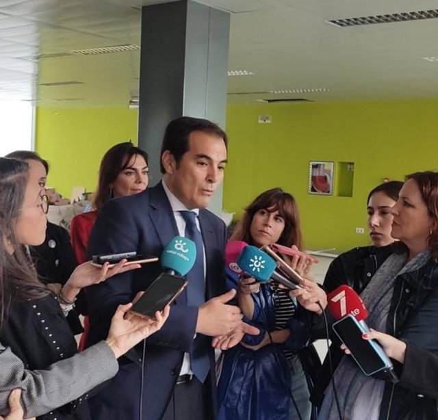 El consejero de Justicia, Administración Local y Función Pública de la Junta de Andalucía, José Antonio Nieto, en una visita en Málaga.