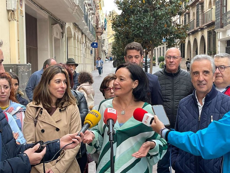 Crespín atiende a los medios junto a Juan Pérez, en Lucena.