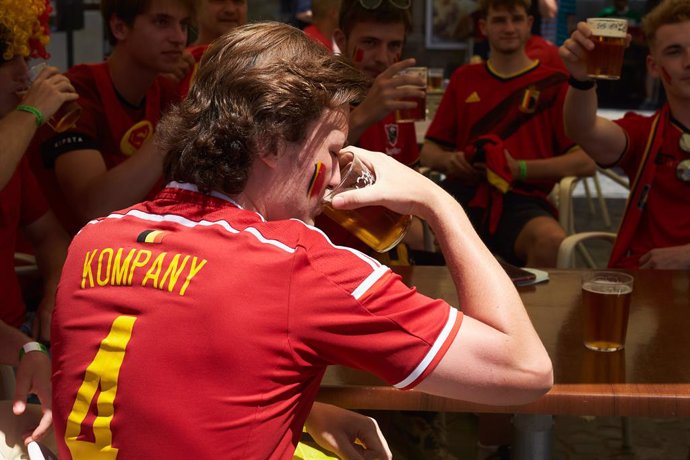 Archivo - Fan of Belgium drink beer before the UEFA EURO 2020 1/16 Round football match between Belgium and Portugal at La Cartuja stadium on June 27, 2021 in Seville, Spain.