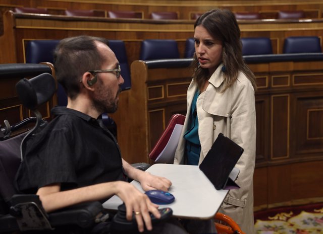 El portavoz de Unidas Podemos en el Congreso, Pablo Echenique y la ministra de Igualdad, Irene Montero, conversan a su llegada a una sesión plenaria, en el Congreso de los Diputados, a 6 de octubre de 2022, en Madrid (España).