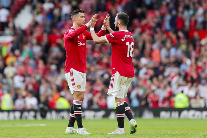 Archivo - Manchester United Forward Cristiano Ronaldo (7) and Manchester United Midfielder Bruno Fernandes (18) celebrate at the end of the English championship Premier League football match between Manchester United and Norwich City on April 16, 2022 a