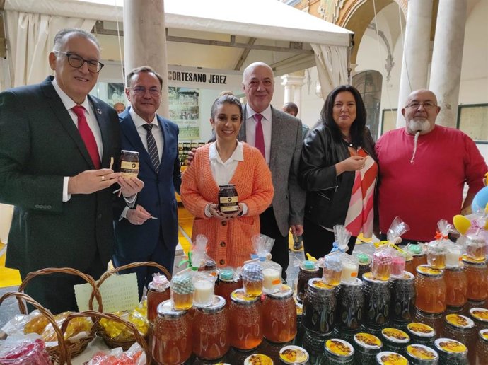 El presidente de la Diputación de Córdoba, Antonio Ruiz (centro), en la inauguración de Expomiel 2022.
