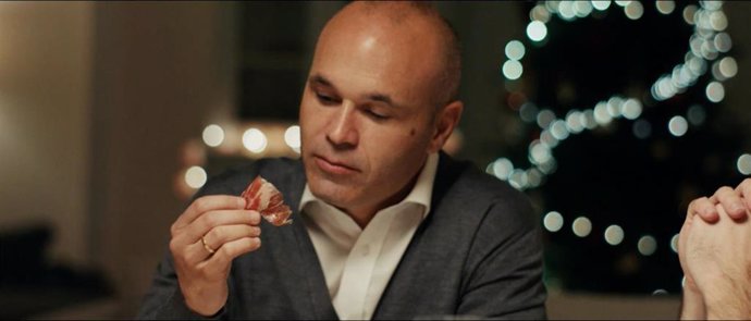 Imagen del spot navideño de Navidul, protagonizado por el futbolista Andrés Iniesta