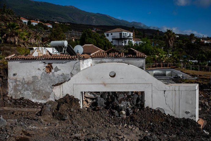 Archivo - Vista de varias casas arrasadas por la lava en Las Manchas, Los Llanos de Aridane, La Palma