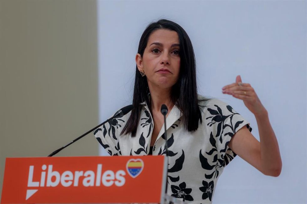 Archivo - La presidenta de Ciudadanos, Inés Arrimadas, comparece en una rueda de prensa.