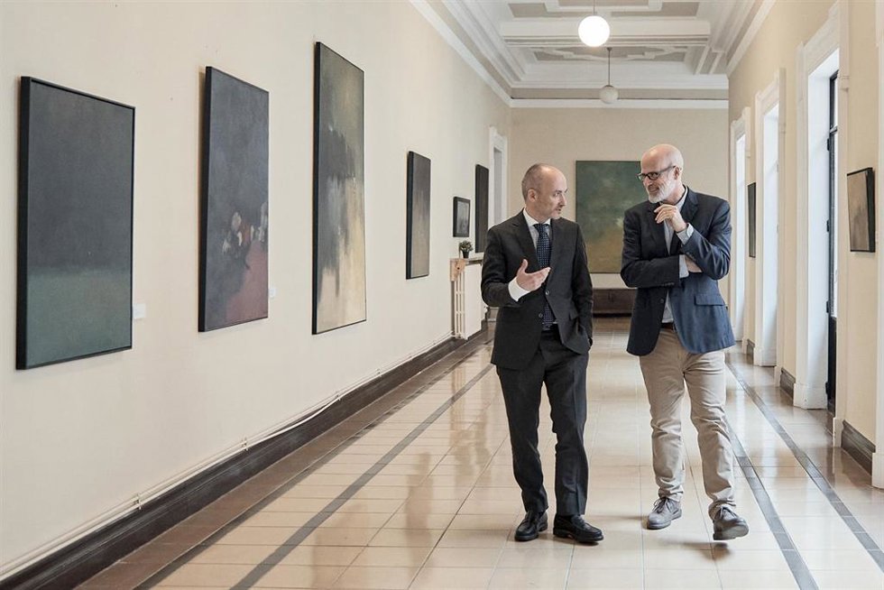 El consejero delegado de Inditex, Óscar García Maceiras, y el vicepresidente ejecutivo de Entreculturas, Daniel Villanueva, firman un convenio de colaboración en Madrid, a 18 de noviembre de 2022