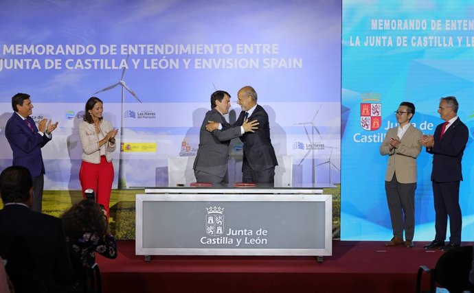 Archivo - El presidente de la Junta, durante su visita a Las Navas del Marqués con motivo del proyecto de Envisión en dicha localidad.