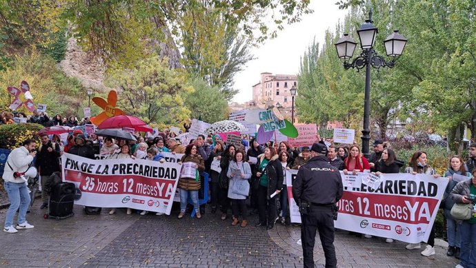 Concentración de colectivos fijos discontinuos en educación para reclamar una jornada completa durante todo el año
