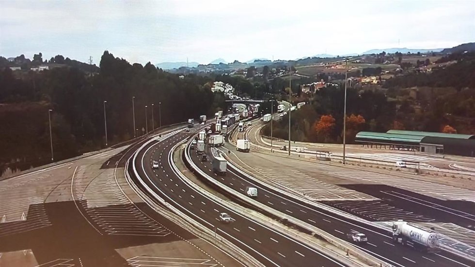 El incendio de un camión en la autopista AP-7 a su paso por Martorell (Barcelona) provoca 9 kilómetros de colas este viernes sobre las 13 horas