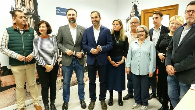 El portavoz municipal del PSOE y secretario general socialista de Málaga, Daniel Pérez, con ediles del PSOE