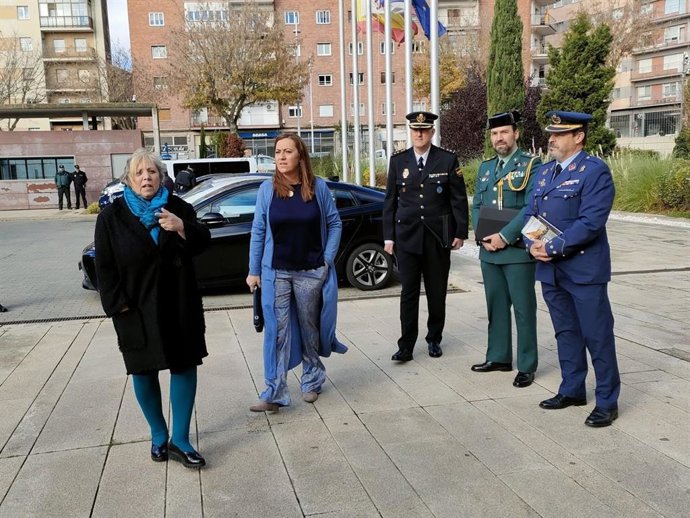 La delegada del Gobierno en Castilla y León, Virginia Barcones (centro), a su llegada a un encuentro con alcaldes en las dependencias del INSS en Salamanca