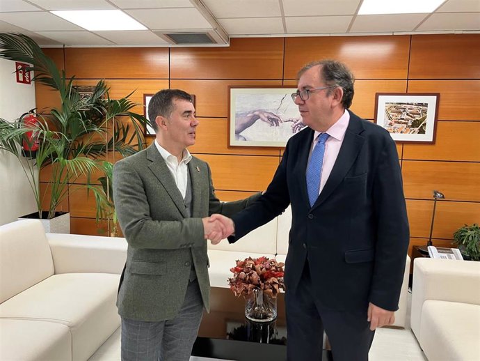 El consejero de Políticas Migratorias y Justicia, Eduardo Santos, y el secretario general de Instituciones Penitenciarias, Ángel Luis Ortiz