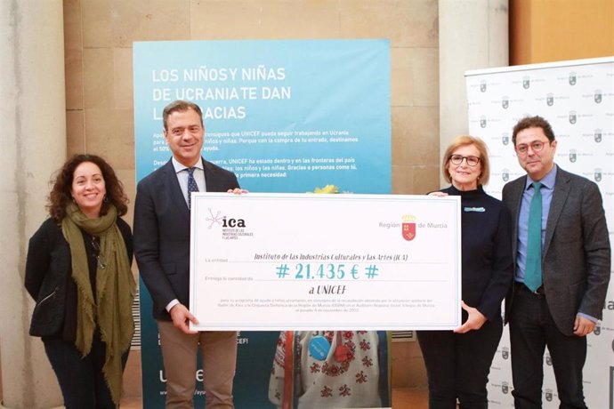 Marcos Ortuño, y la presidenta de Unicef Comité Murcia, Amparo Marzal, muestran el cheque acompañados por el director del ICA, Manuel Cebrián, y la coordinadora autonómica Unicef Comité Murcia, Carolina Galvañ