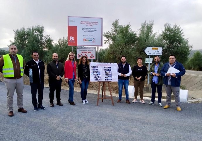 El delegado de Infraestructuras Rurales de la Diputación de Córdoba, Manuel Olmo (cuarto por la dcha.), en su visita al CP-202.