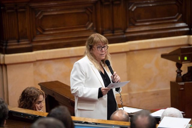 La consellera de Cultura, Natàlia Garriga, interviene durante una sesión de control del Govern en el Pleno del Parlament, a 9 de noviembre de 2022, en Barcelona, Cataluña (España).